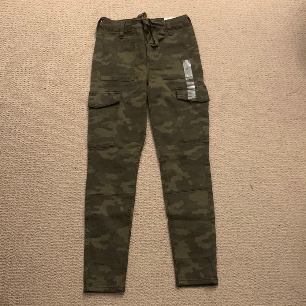 NWT American Eagle super high rise jegging crop camo pants. Size 2 short.